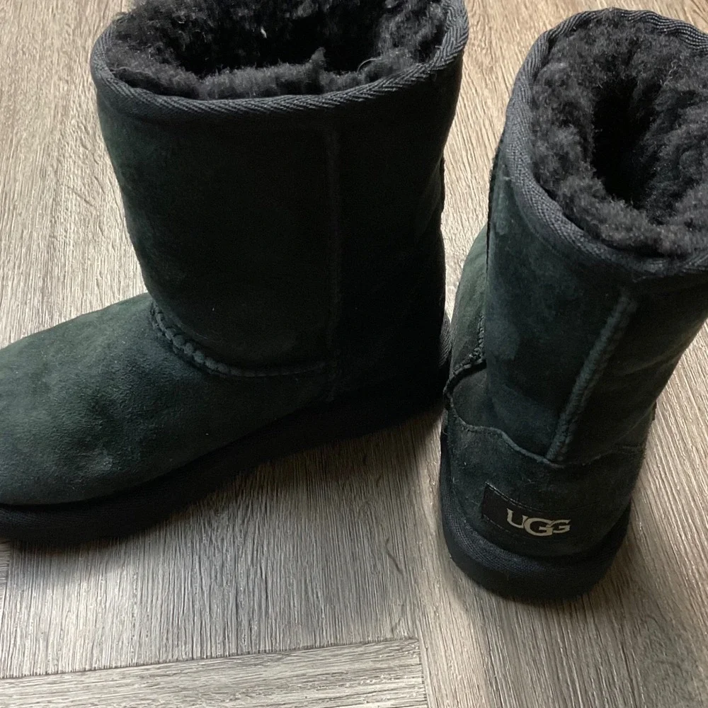 UGG Boots Sheepskin Suede Kids 11 Black Unisex Sporty Comfy Winter Ski Boho Chic